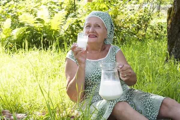 Mayores mujeres beben leche fresca —  Fotos de Stock