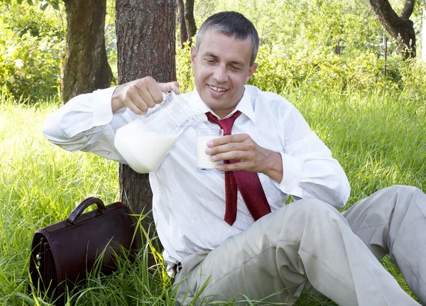 El empresario feliz bebe leche fresca —  Fotos de Stock