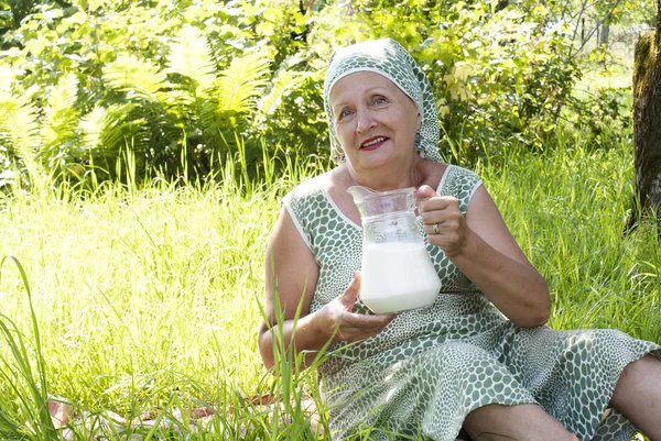 Las personas mayores hembra con la jarra de leche fresca — Foto de Stock