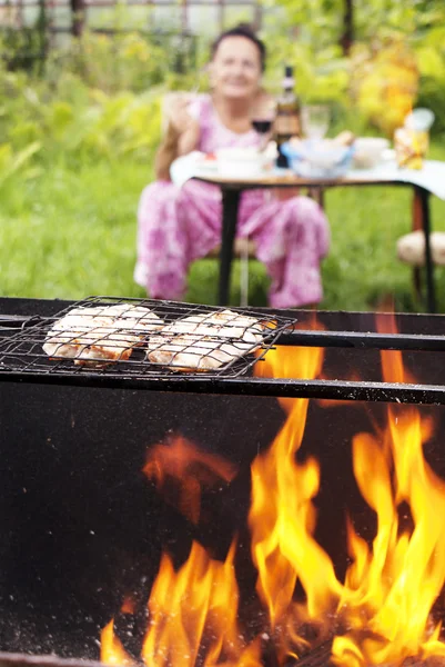 Smakelijk barbecue in een groene zomertuin — Stockfoto