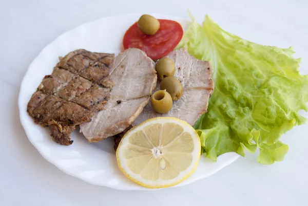 Chutné Smažené maso se zeleninou a olivami — Stock fotografie
