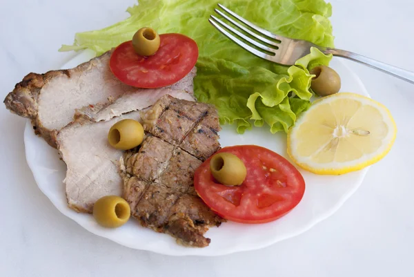 Apetyczny smażone mięso z warzywami i oliwki — Zdjęcie stockowe