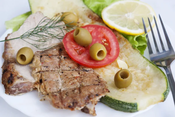 食欲をそそる揚げ肉と野菜とオリーブ — ストック写真