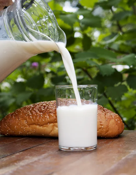 Verse glas melk en brood — Stockfoto