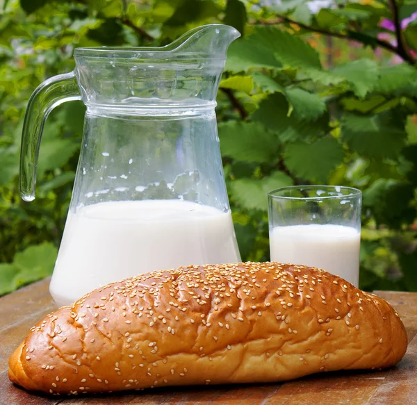 Fresh glass milk and bread — Stock Photo, Image