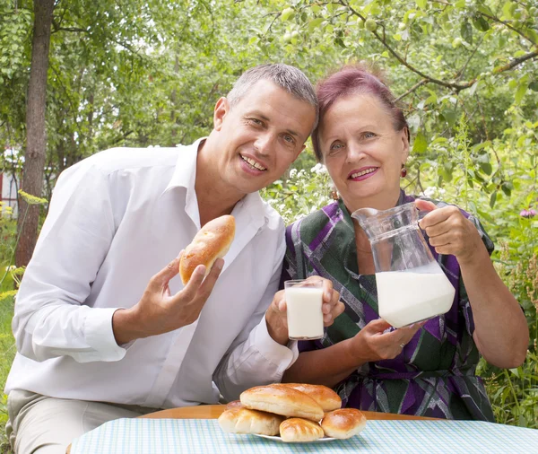 幸福的家庭吃烤的房子馅饼与新鲜的牛奶 — 图库照片