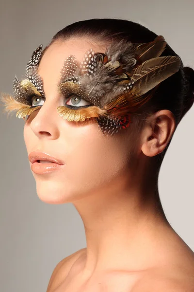 Mujer con maquillaje de plumas creativas —  Fotos de Stock