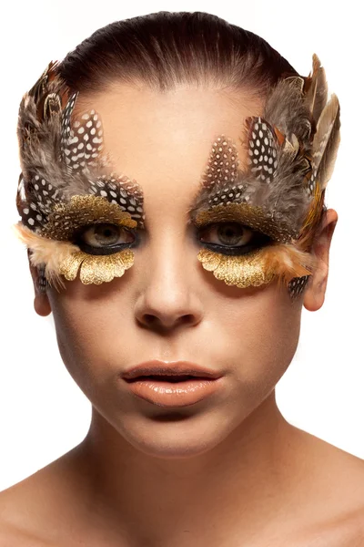 Frau trägt kreatives Feder-Make-up — Stockfoto