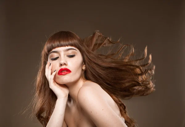 Sassy брюнетка з червоними губами — стокове фото