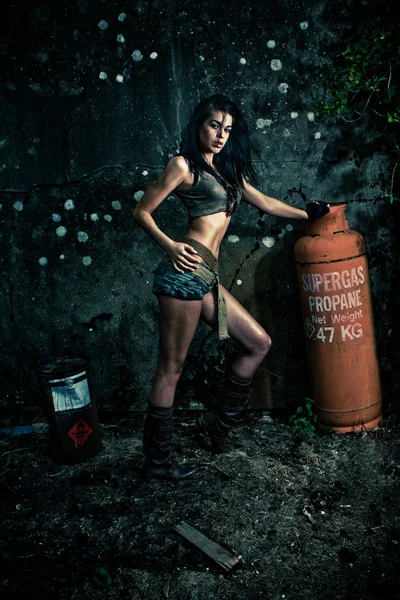 Женщина-мачо позирует с газовой бутылкой — стоковое фото