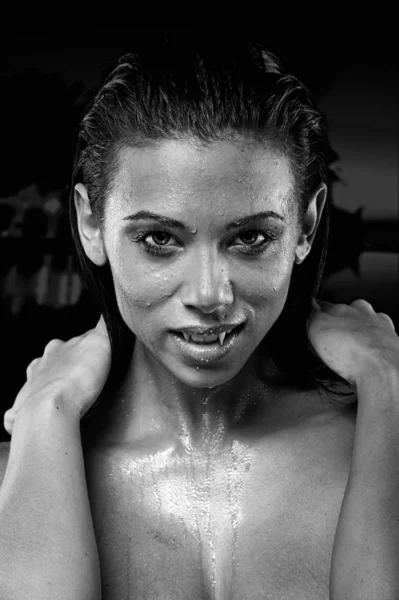 強烈な美しい女性の吸血鬼 — ストック写真
