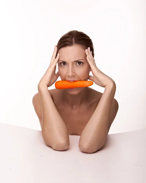 Sexy morena con una zanahoria — Foto de Stock