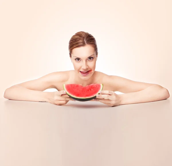 Mulher atraente com pedaço de melancia — Fotografia de Stock