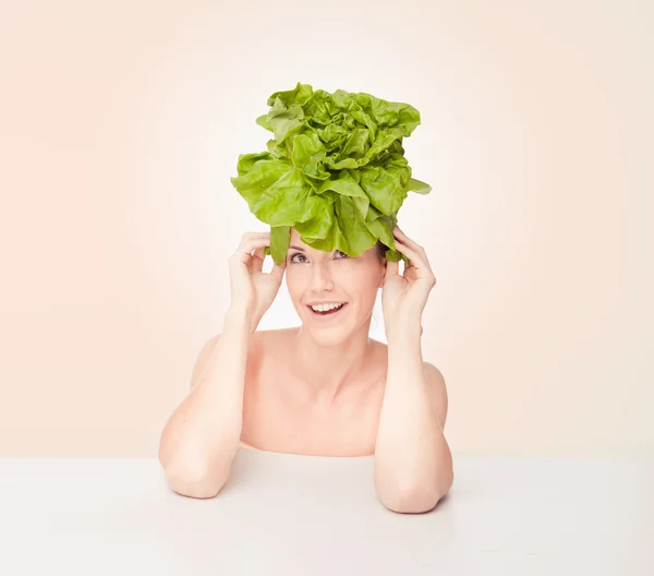 Divertente ritratto di una donna che indossa una lattuga — Foto Stock