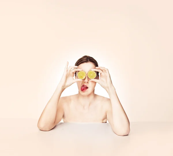 Mulher brincalhão com olhos de frutas — Fotografia de Stock