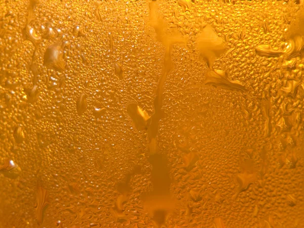 Waterdruppels op een koele glas. — Stockfoto