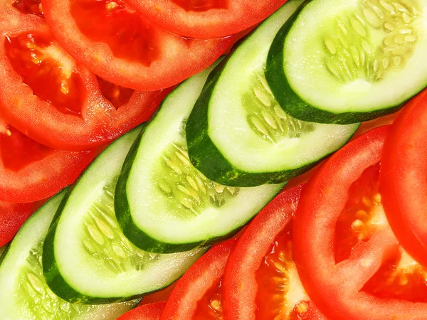 Rij gesneden tomaten en komkommers. — Stockfoto