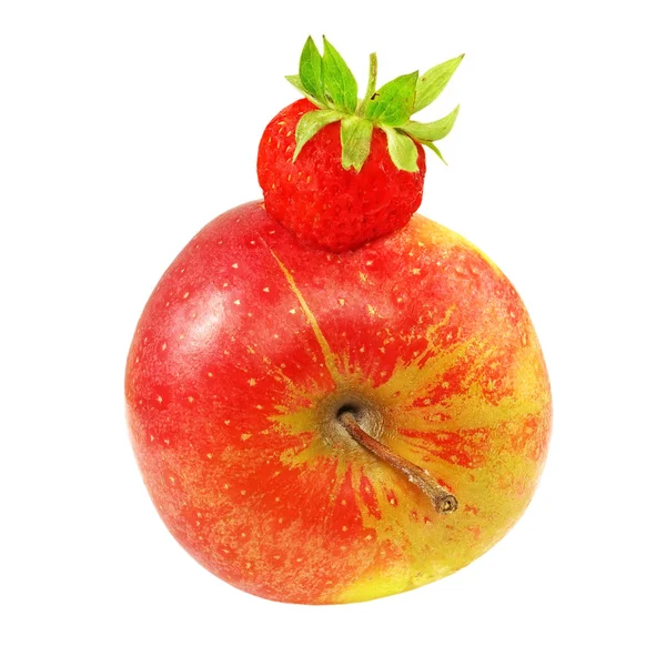 Erdbeere im Apfel.isoliert. — Stockfoto