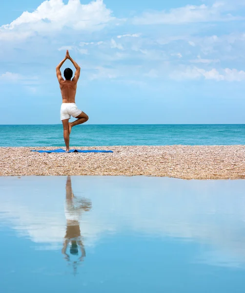 Man doen Yoga. Vrikshasana Pose (de boom) — Stockfoto