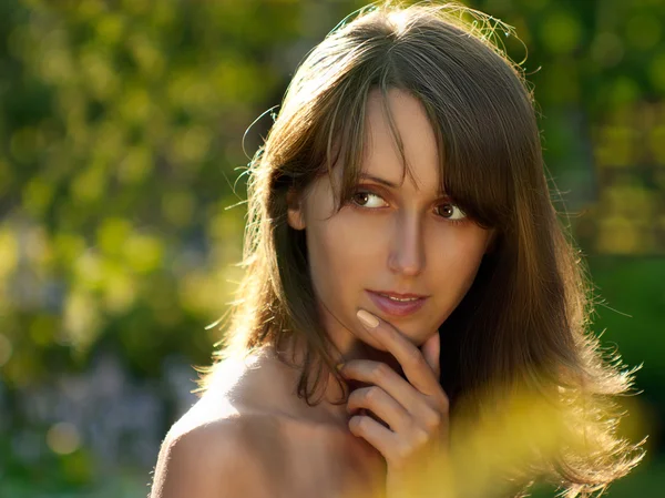 緑色の背景で若い女性の肖像画 — ストック写真