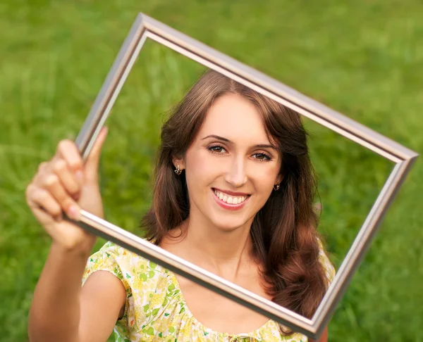 緑色の背景で若い女性の肖像画 — ストック写真