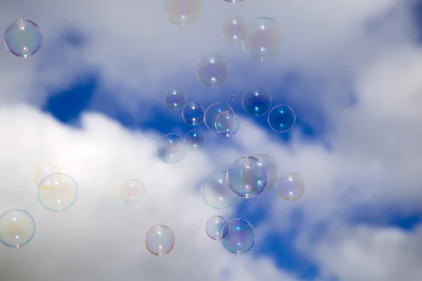 Vliegende zeepbellen in lucht — Stockfoto