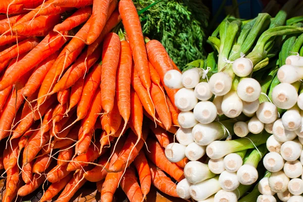 Fresh carrots and onions. — Stock Photo, Image
