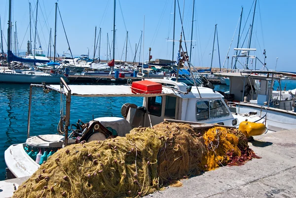 Tradiční řecké rybářský člun. — Stock fotografie