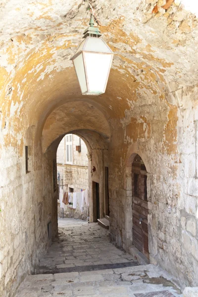 Narrow alley in Dubrovnik, Croatia. — Stock Photo, Image