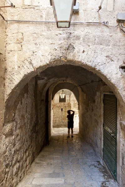 Силуэт человека - ворота в Дубровнике — стоковое фото