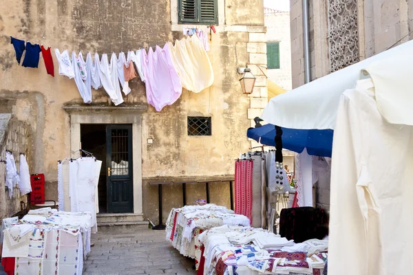 Небольшой уличный рынок - Дубровник . — стоковое фото