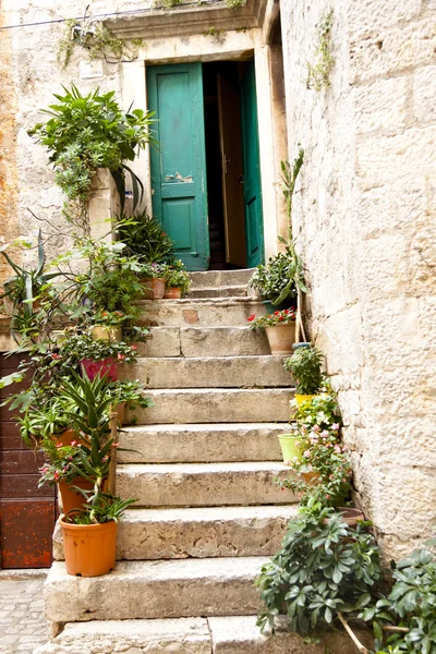 Vista na porta verde aberta - Trogir — Fotografia de Stock