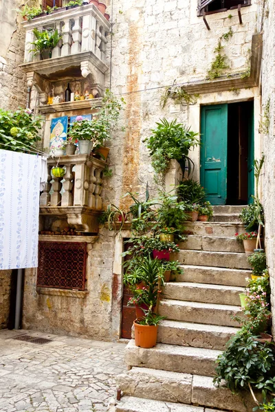 Trogir - courtyard. — Stock Photo, Image