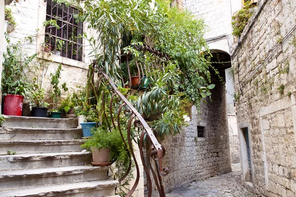 Narrow alley - Trogir, Croatia. — Stock Photo, Image