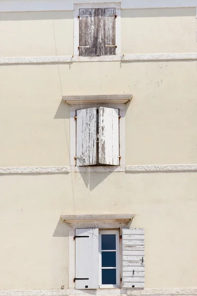 Bílá zeď se třemi okny — Stock fotografie