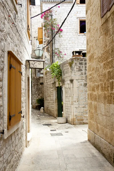 Vue sur ruelle étroite - Trogir, Croatie . — Photo