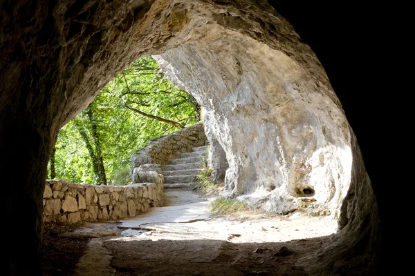 Tunel v Plitvická jezera - Chorvatsko. — Stock fotografie
