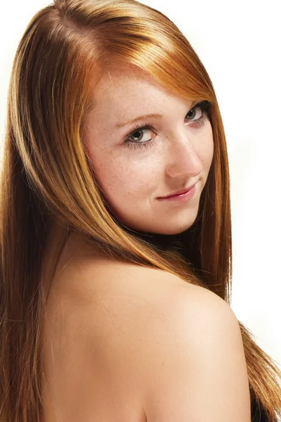 看着她的肩膀一个红发女孩的肖像 — 图库照片
