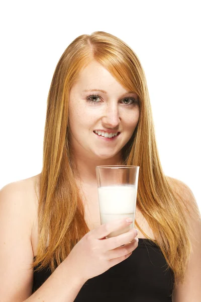 Rödhårig kvinna med ett glas mjölk — Stockfoto