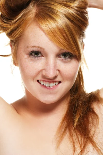 Портрет рыжеволосой девушки, поднимающей волосы — стоковое фото