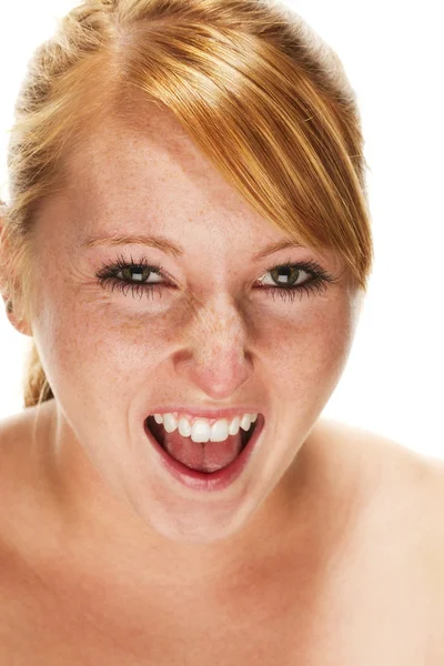 Unga rödhårig kvinna skrikande — Stockfoto