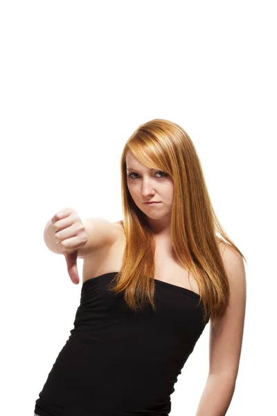 Mladá zrzka žena ukazuje palec dolů — Stock fotografie