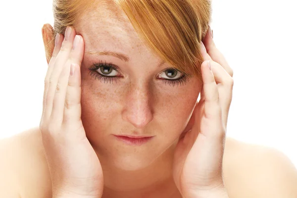 年轻的红发女子对头痛的痛苦 — 图库照片