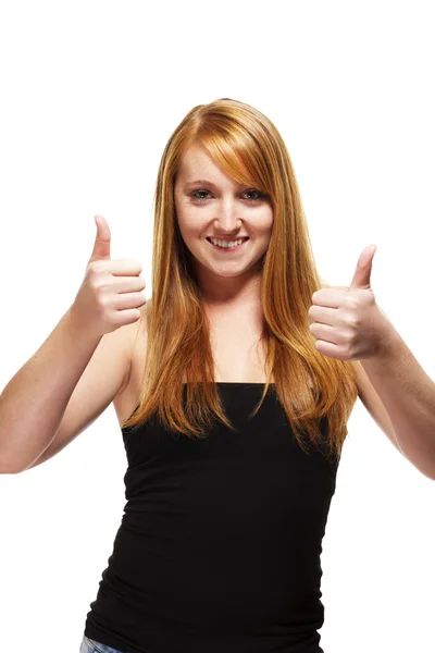 Молодая рыжая женщина показывает два больших пальца вверх — стоковое фото