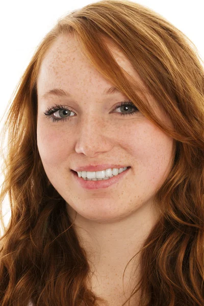 Porträtt av en ung leende rödhårig kvinna — Stockfoto