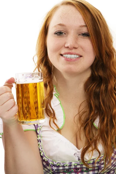 Rödhårig kvinna i bayerska klänning och ett glas med öl — Stockfoto