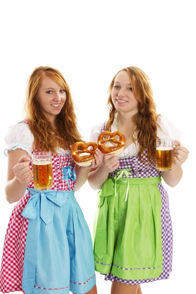 Två bayerska klädda flickor med pretzels och öl — Stockfoto