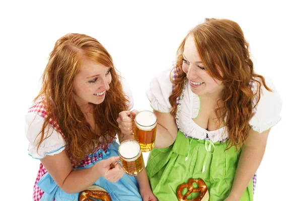 Två bayerska kvinnor med öl och pretzels — Stockfoto