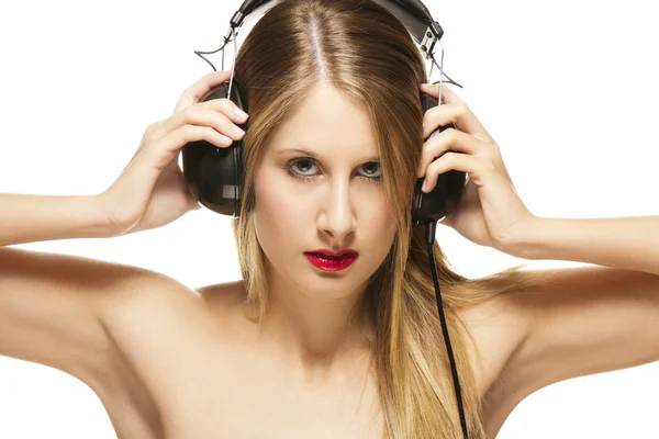 Hermosa mujer con auriculares extendiendo sus brazos — Foto de Stock