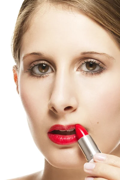 Primer plano de una hermosa mujer que aplica lápiz labial — Foto de Stock